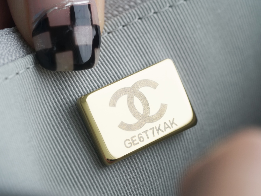 샤넬 19 WOC 턴락 램스킨 라이트그레이 은장