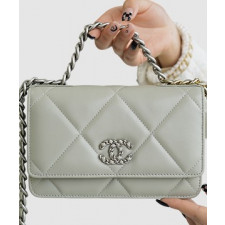 샤넬 19 WOC 턴락 램스킨 라이트그레이 은장