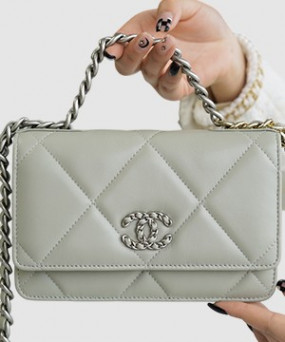 샤넬 19 WOC 턴락 램스킨 라이트그레이 은장