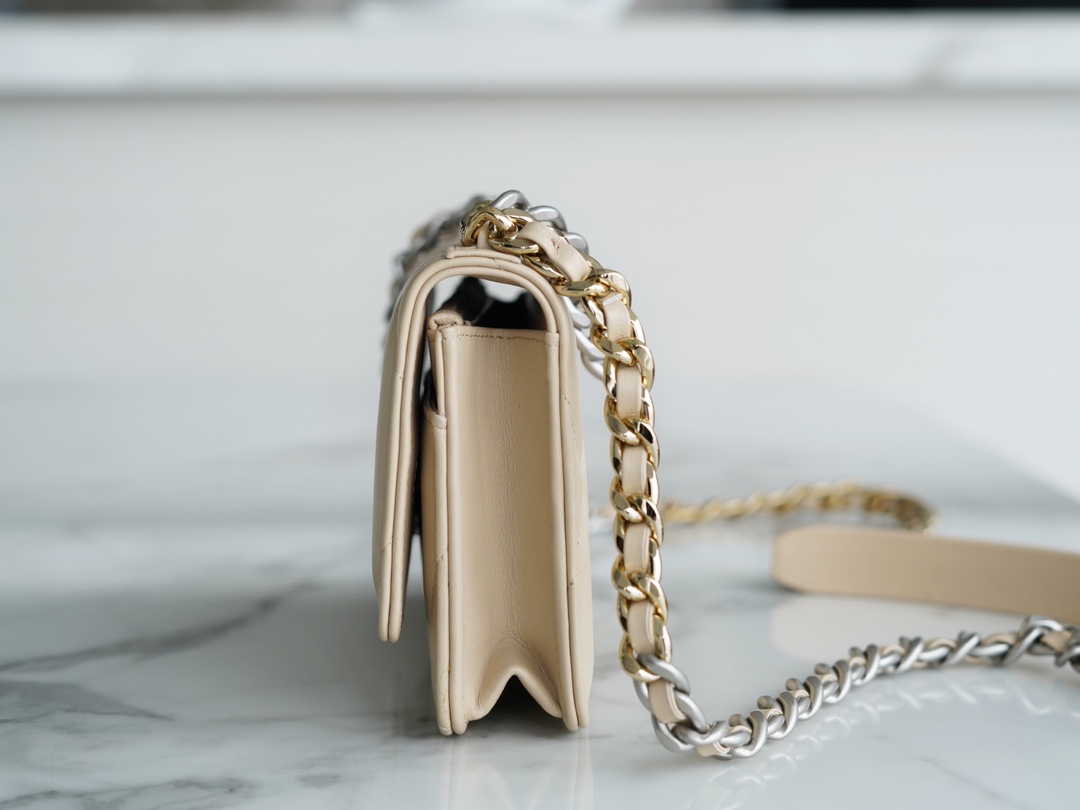 샤넬 19 WOC 턴락 램스킨 베이지 은장