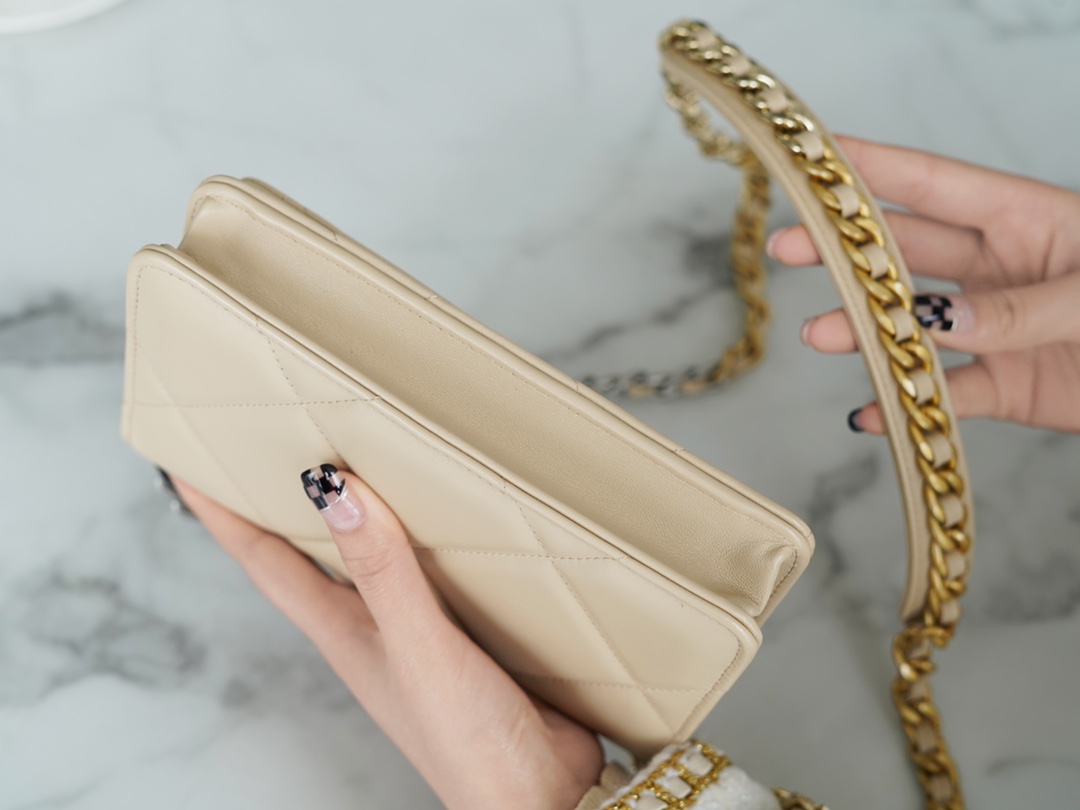 샤넬 19 WOC 턴락 램스킨 베이지 은장