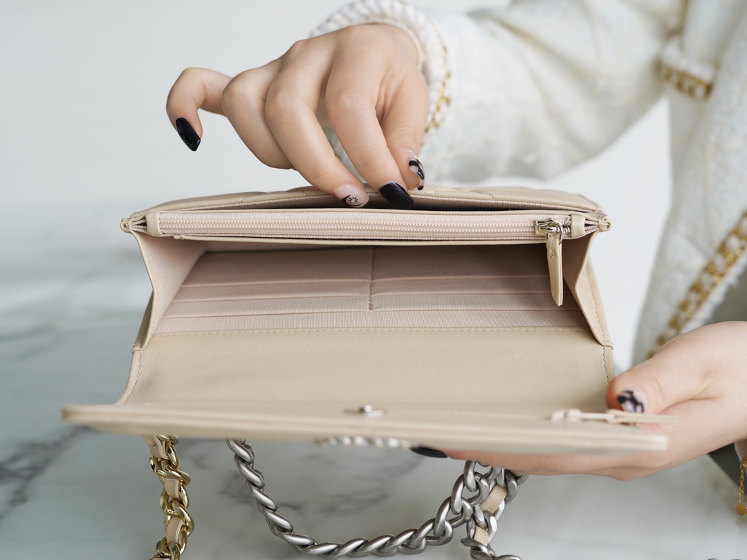 샤넬 19 WOC 턴락 램스킨 베이지 은장