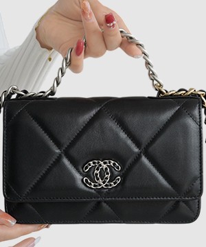 샤넬 19 WOC 턴락 램스킨 블랙 은장