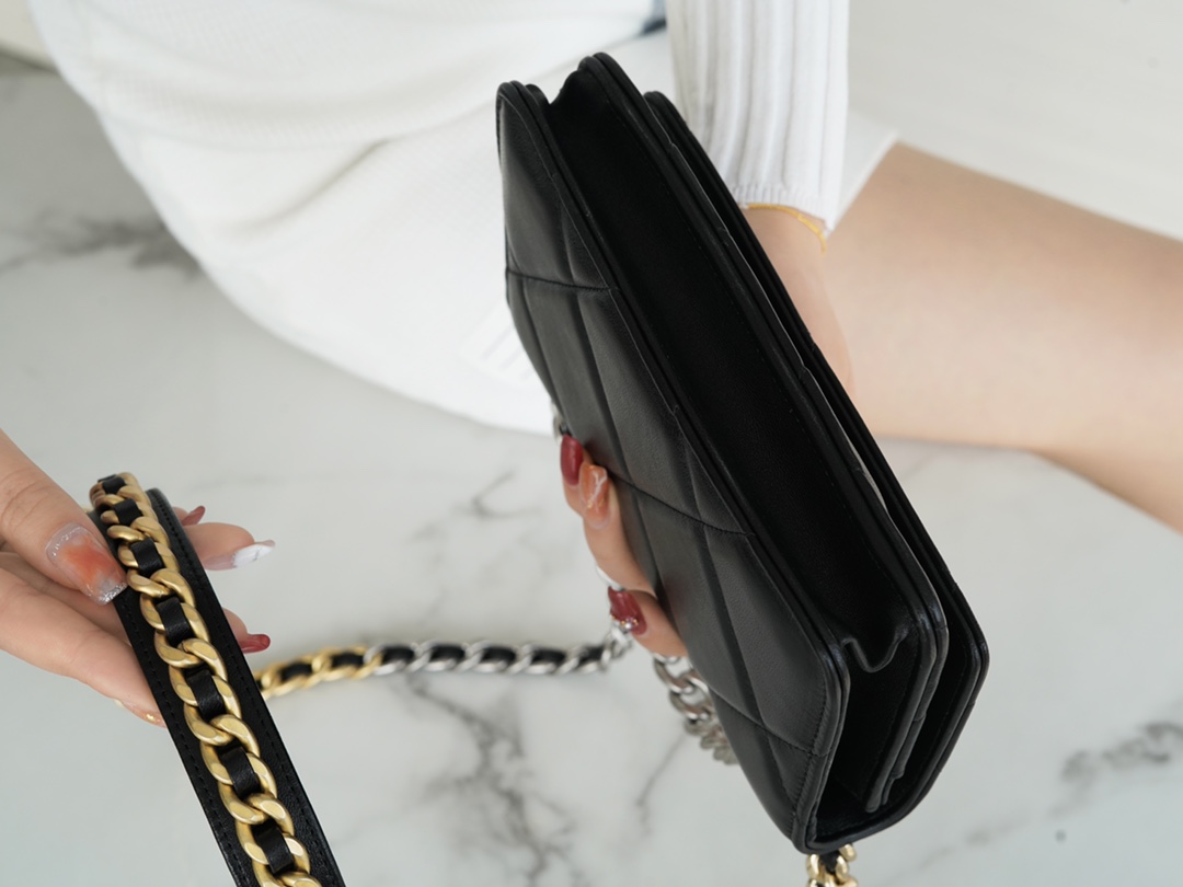 샤넬 19 WOC 턴락 램스킨 블랙 은장