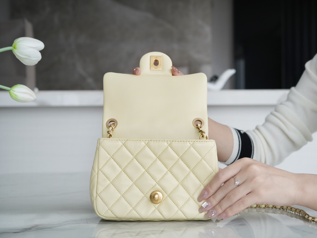 샤넬 메탈볼 플랩백 옐로우 금장 램스킨