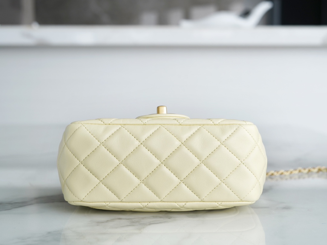 샤넬 메탈볼 플랩백 옐로우 금장 램스킨