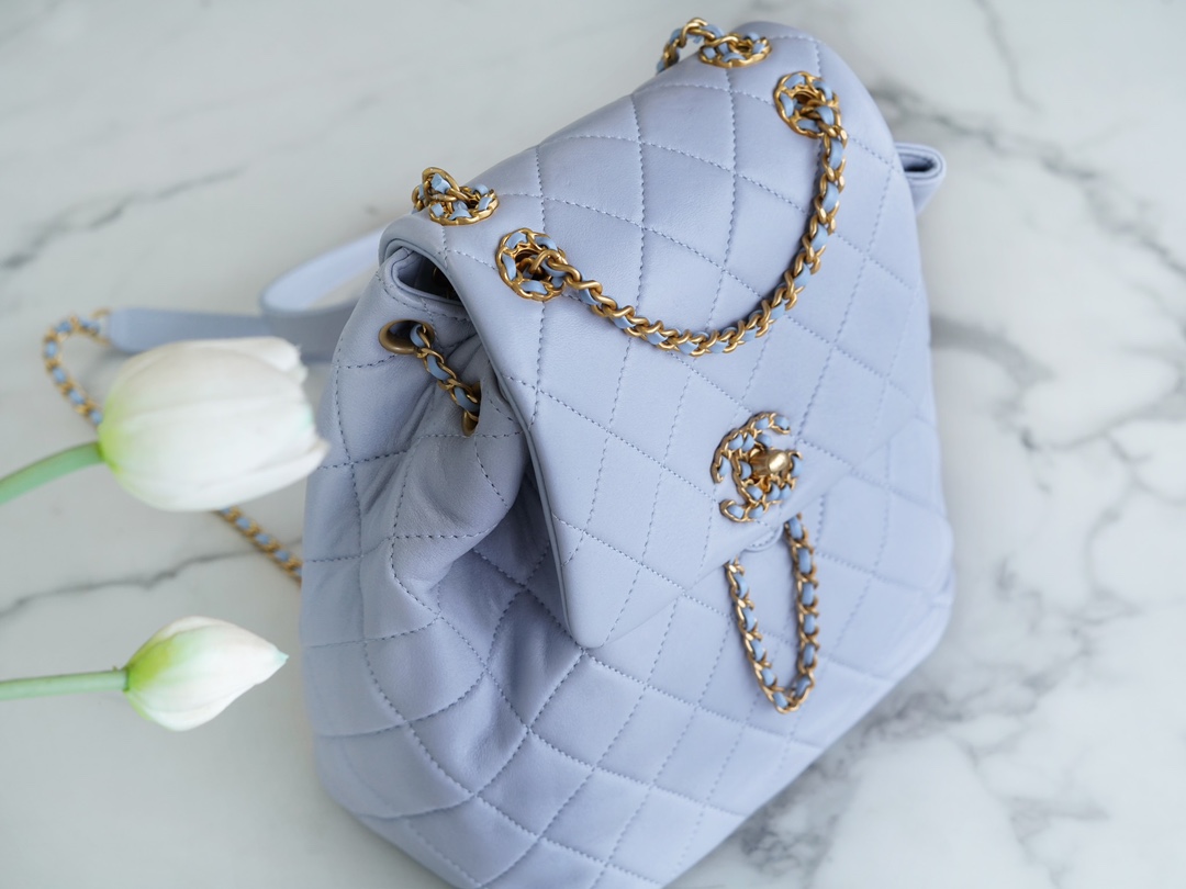 샤넬 19 백팩 샤이니 램스킨 라이트 그레이