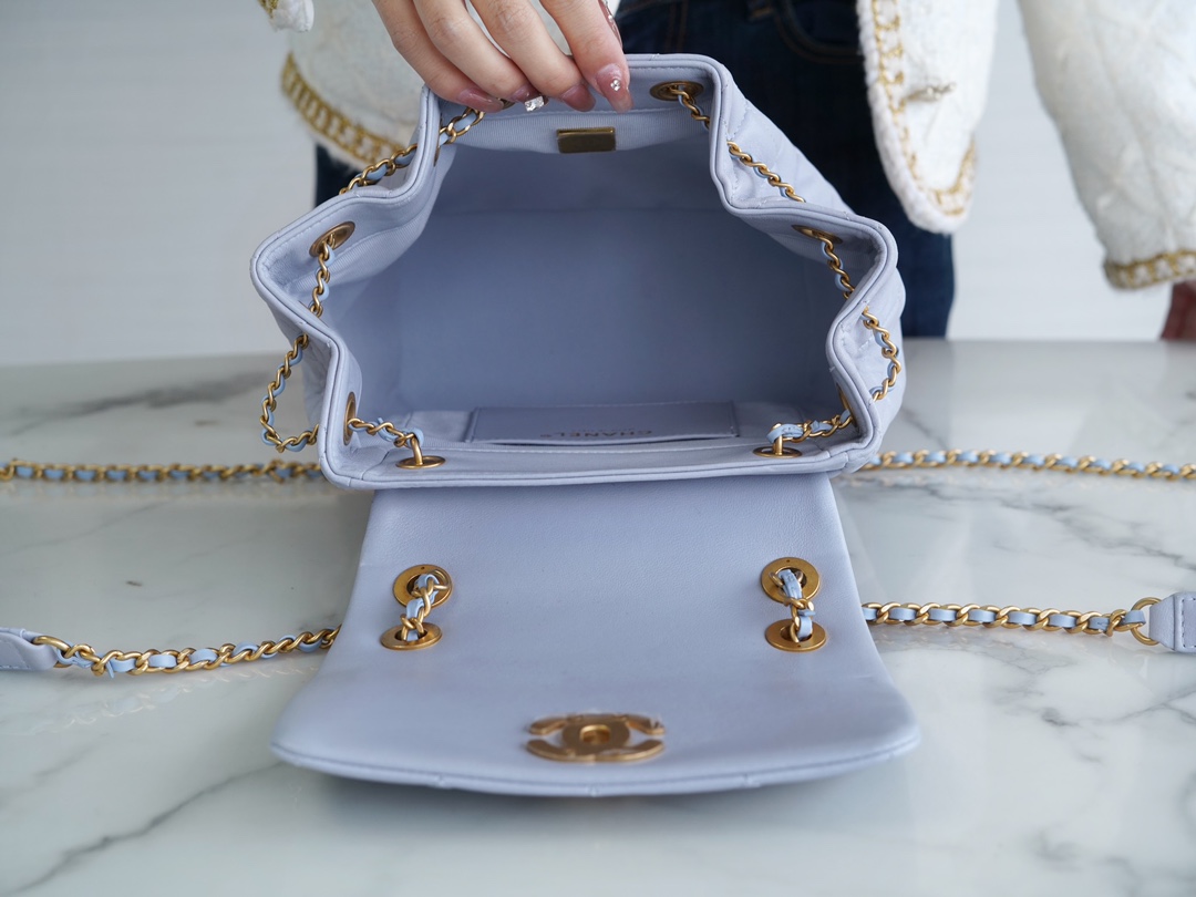 샤넬 19 백팩 샤이니 램스킨 라이트 그레이