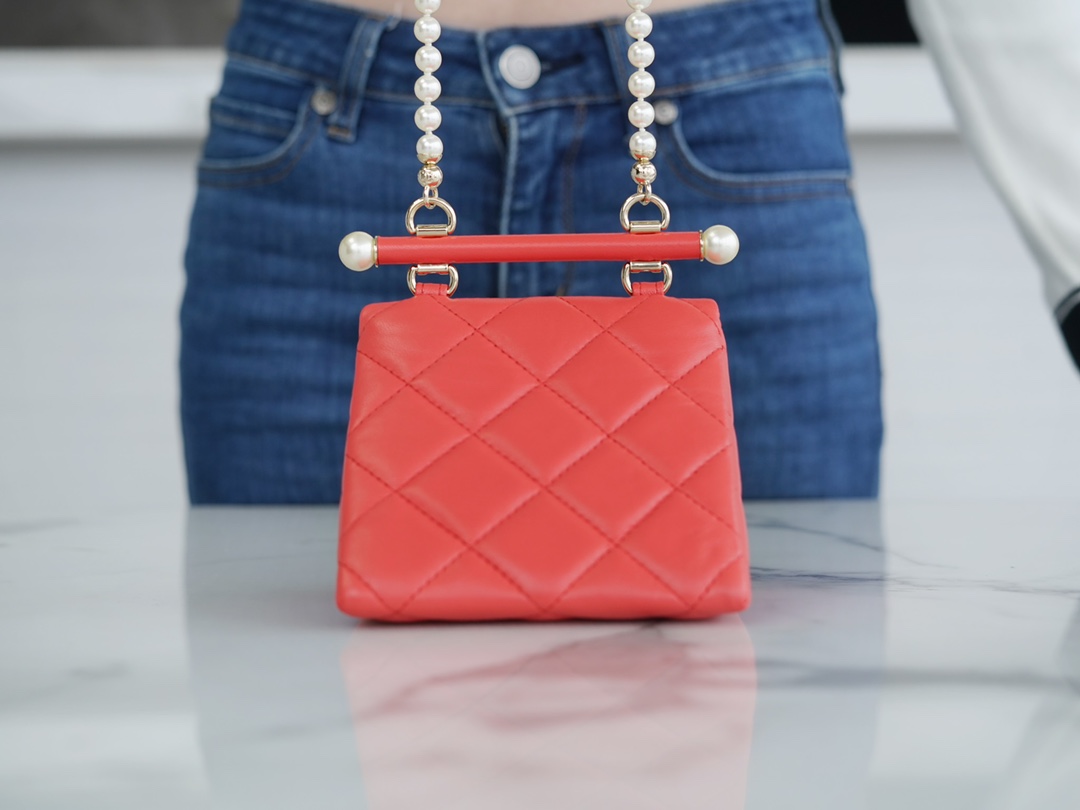 샤넬 24SS 진주 체인 미니백 램스킨 레드 AP4006