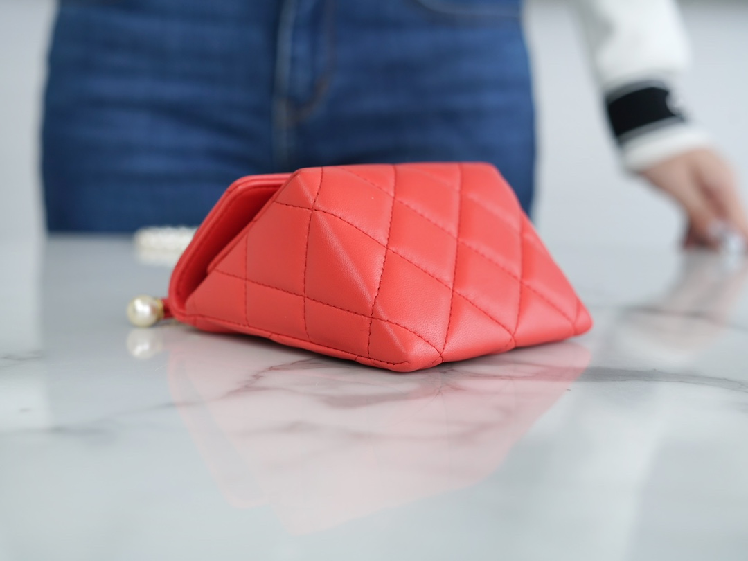 샤넬 24SS 진주 체인 미니백 램스킨 레드 AP4006