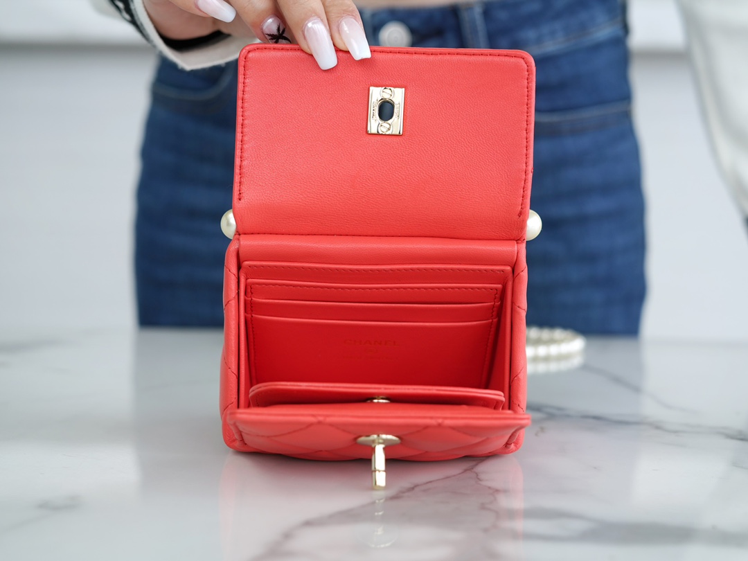 샤넬 24SS 진주 체인 미니백 램스킨 레드 AP4006