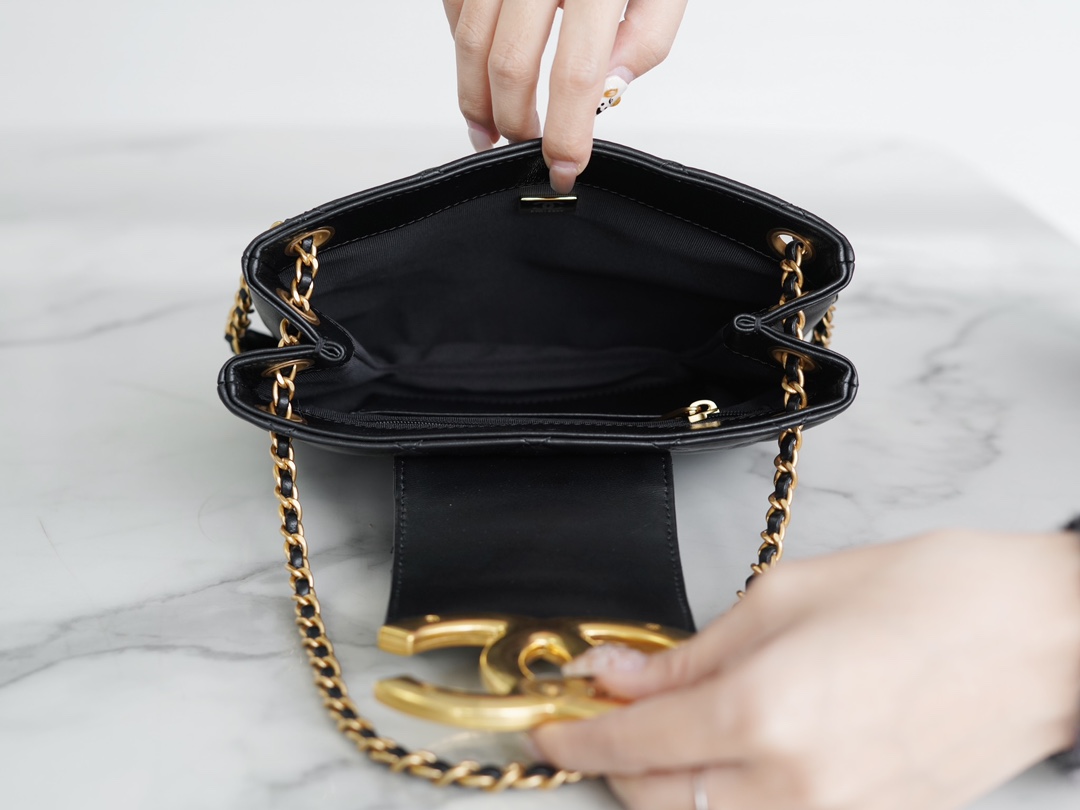 샤넬 24C 크루즈 레트로 라지 램스킨 블랙