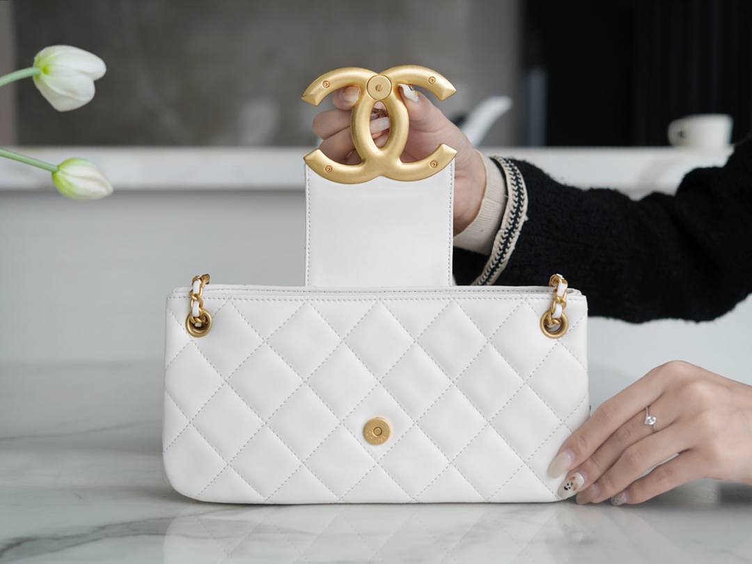 샤넬 24C 크루즈 메신저 백 라지 빅로고 화이트