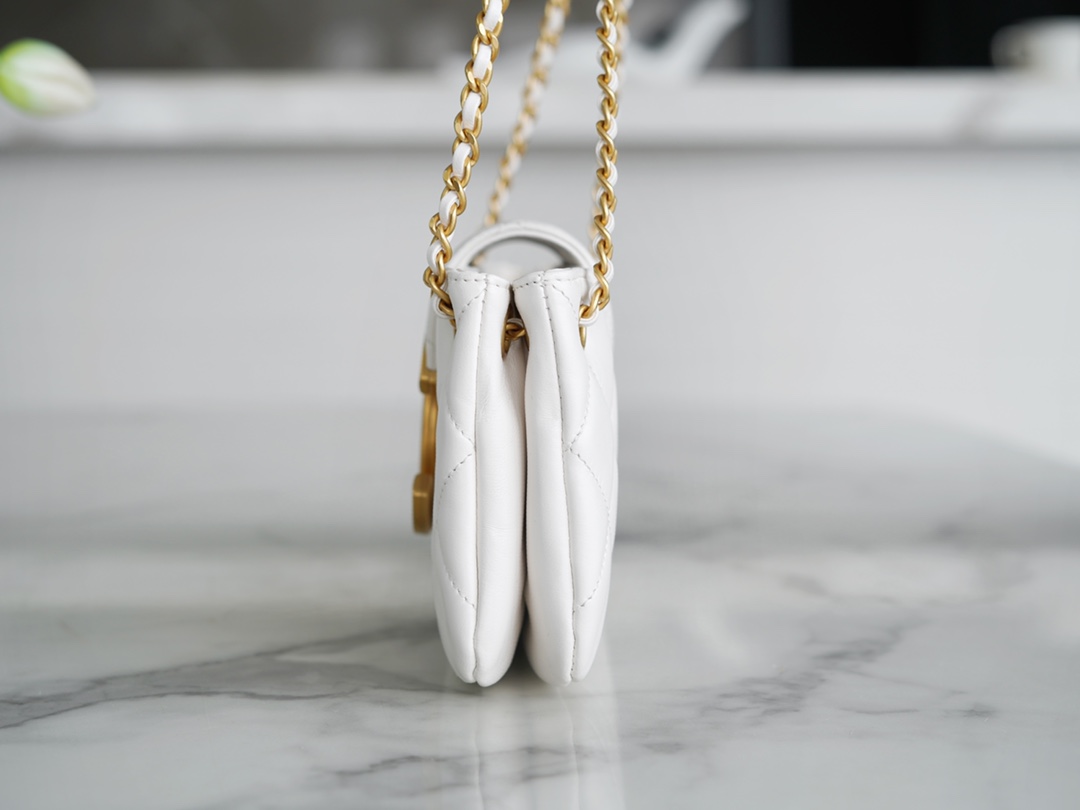 샤넬 24C 크루즈 메신저 백 라지 빅로고 화이트