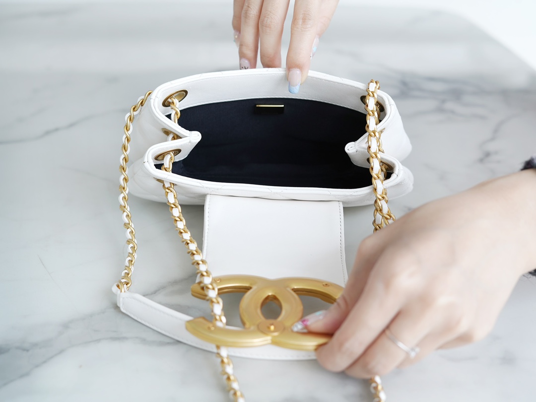 샤넬 24C 크루즈 메신저 백 스몰 빅로고 화이트