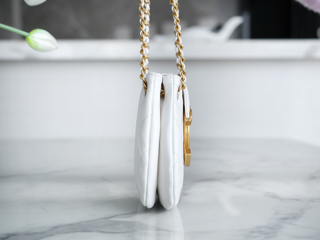 샤넬 24C 크루즈 메신저 백 스몰 빅로고 화이트