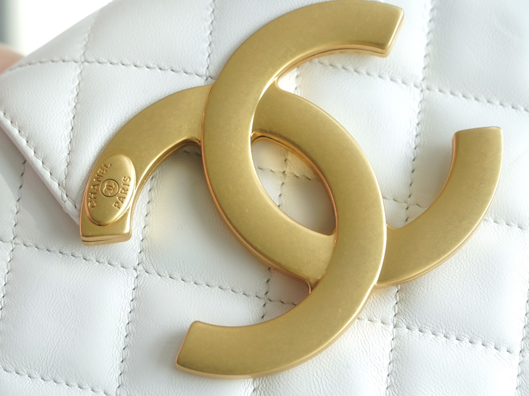 샤넬 24C 크루즈 메신저 백 스몰 빅로고 화이트