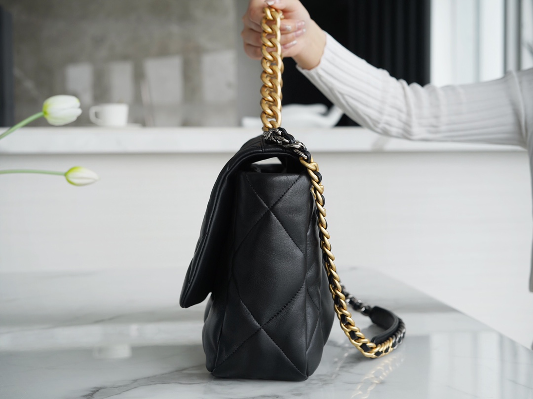 샤넬 19백 맥시 체인 램스킨 화이트