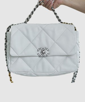 샤넬 19백 미듐 체인 램스킨 화이트