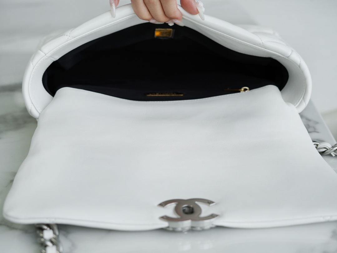 샤넬 19백 미듐 체인 램스킨 화이트