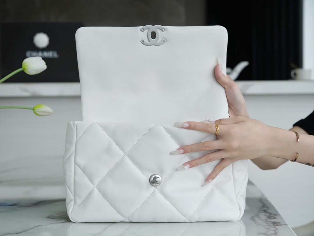 샤넬 19백 미듐 체인 램스킨 화이트