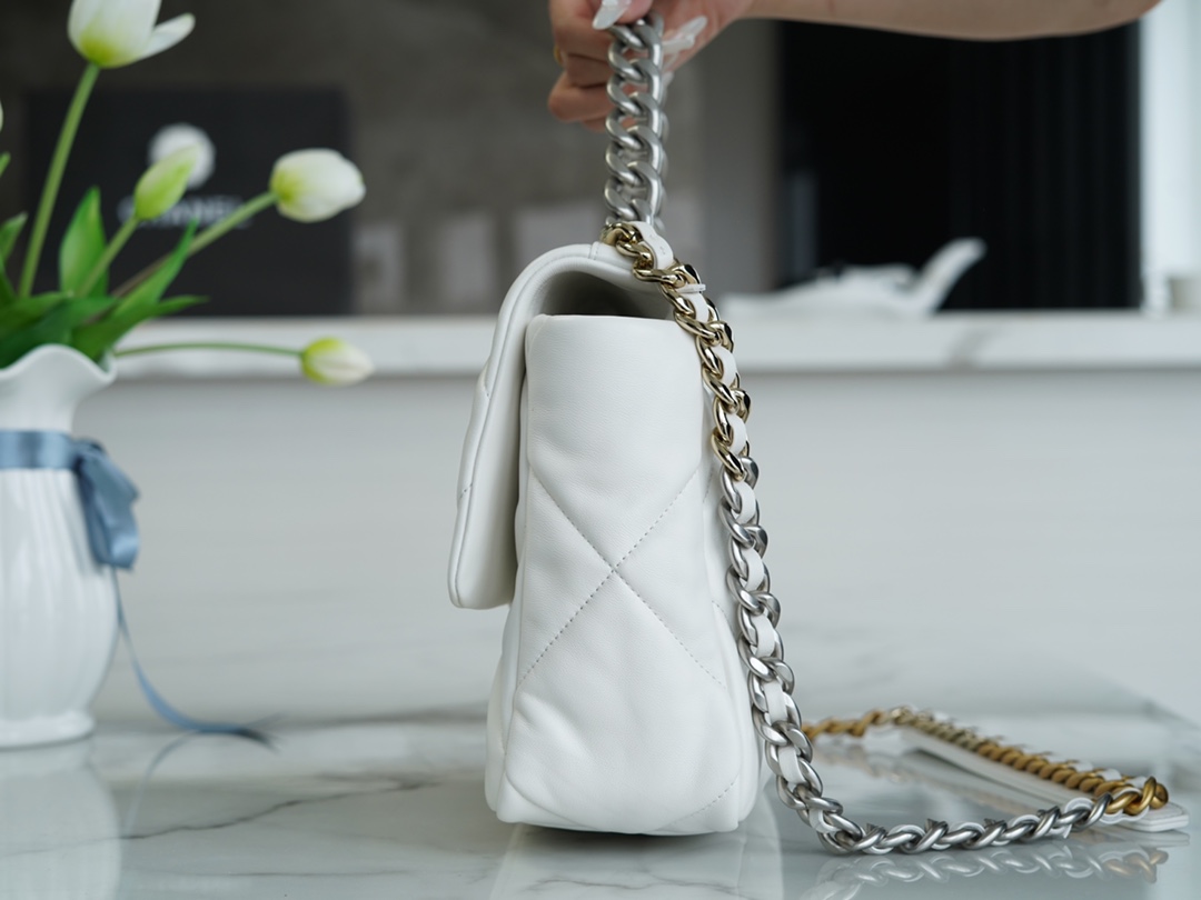 샤넬 19백 미듐 체인 램스킨 화이트