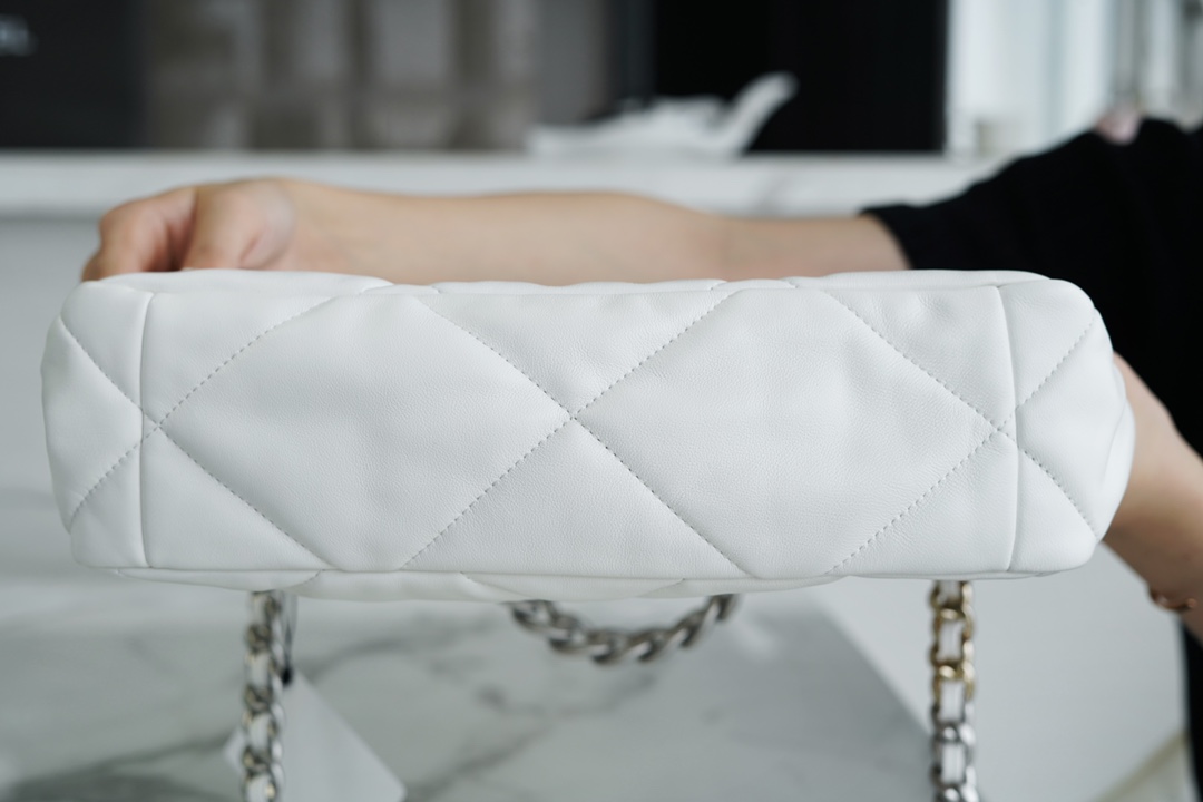 샤넬 19백 미듐 체인 램스킨 화이트