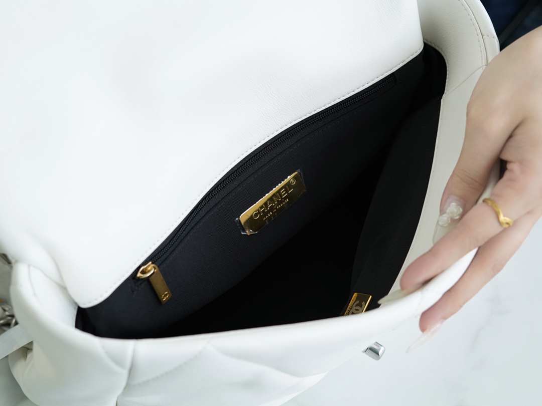 샤넬 19백 미듐 체인 램스킨 화이트