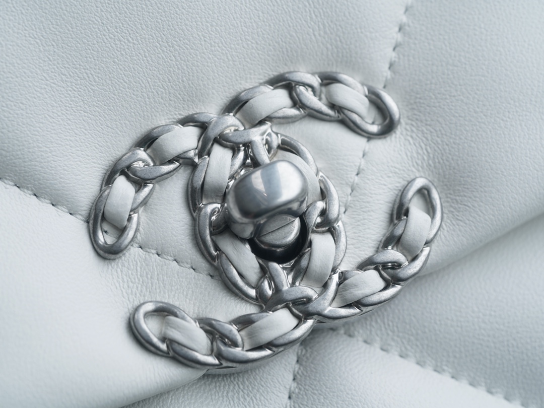 샤넬 19백 미듐 체인 램스킨 화이트