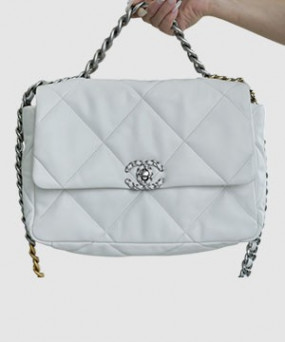 샤넬 19백 미듐 체인 램스킨 화이트