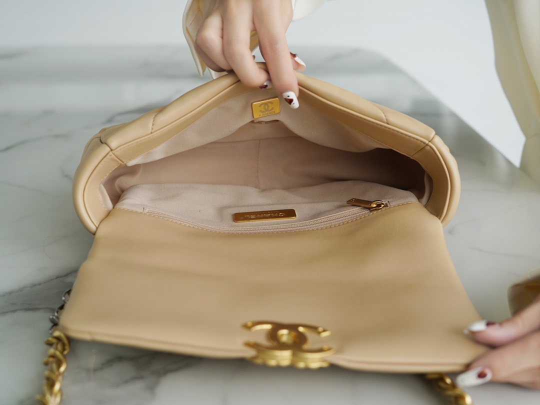 샤넬 19백 스몰 체인 램스킨 살구