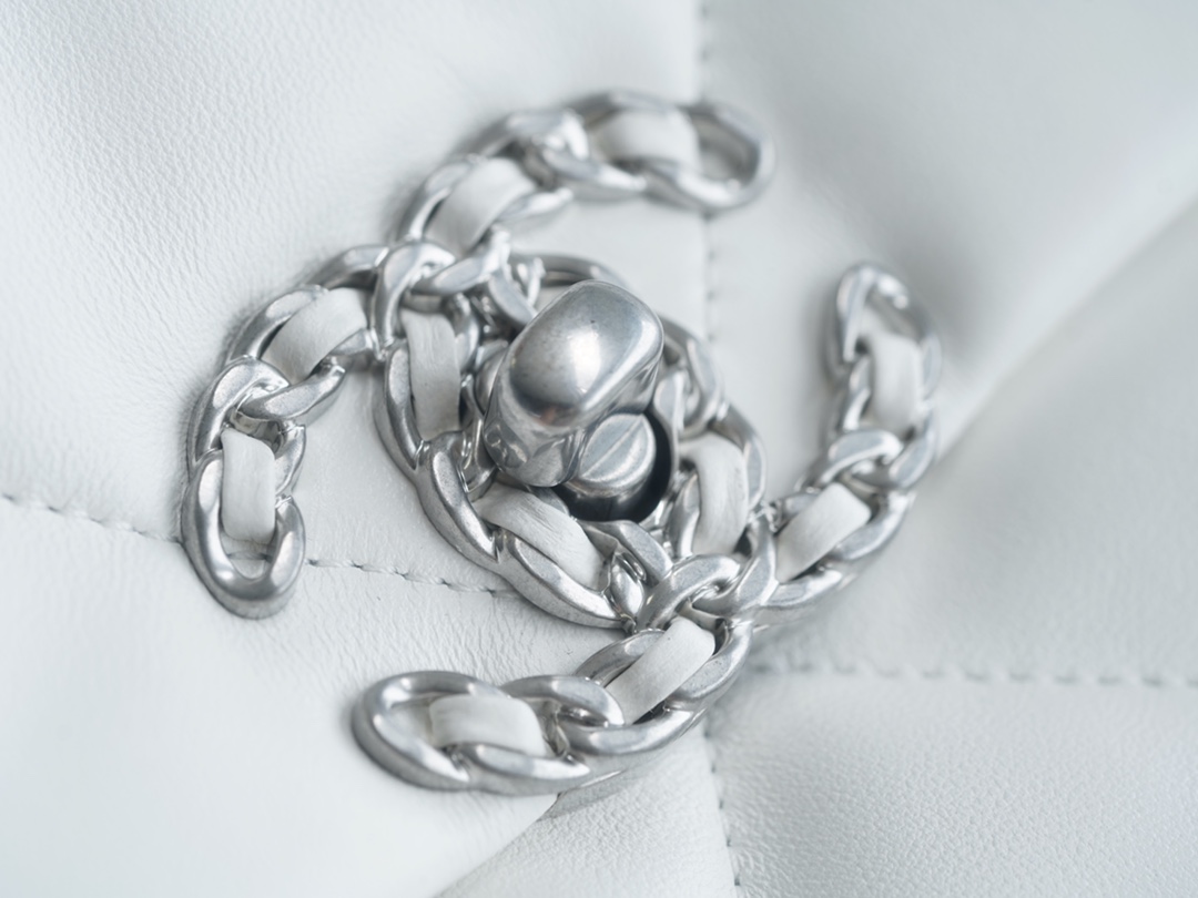 샤넬 19백 스몰 체인 램스킨 화이트