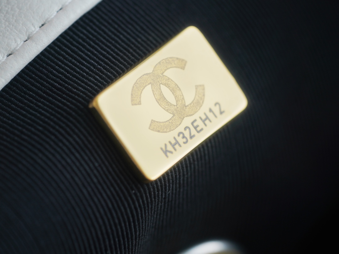 샤넬 19백 스몰 체인 램스킨 화이트