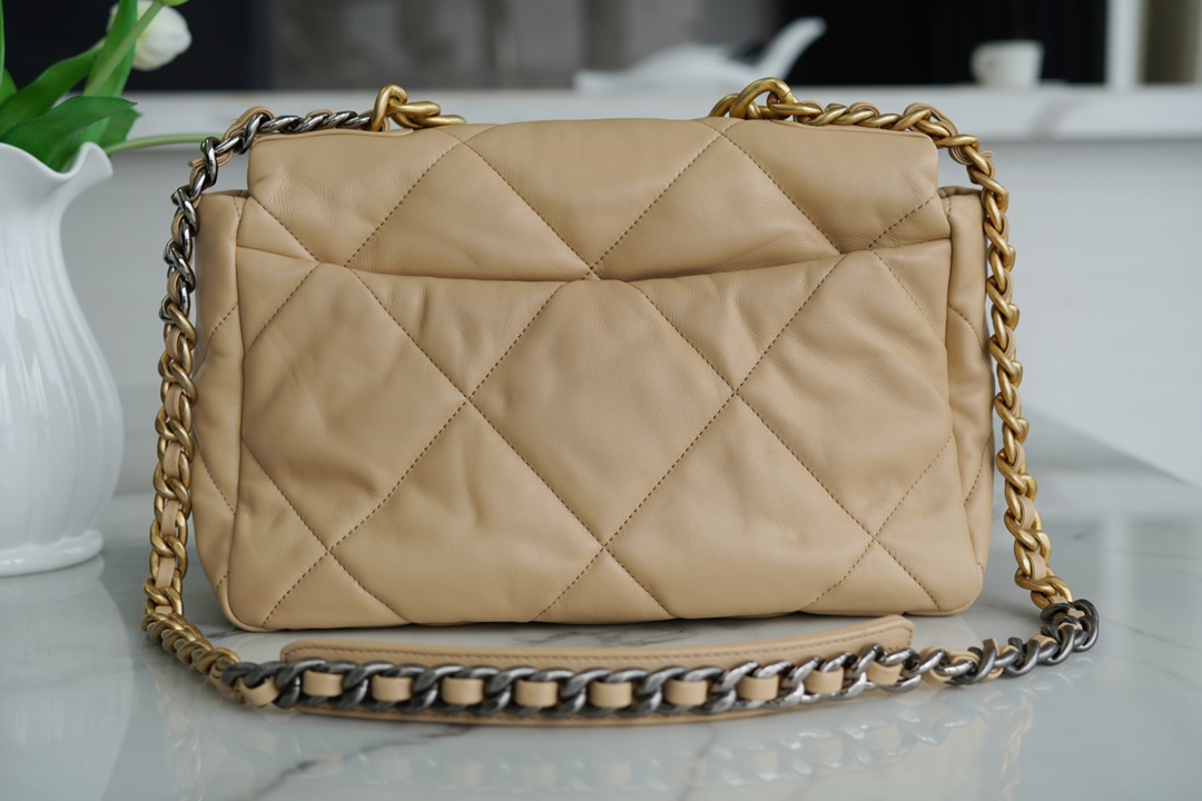 샤넬 19백 미듐 체인 램스킨 살구