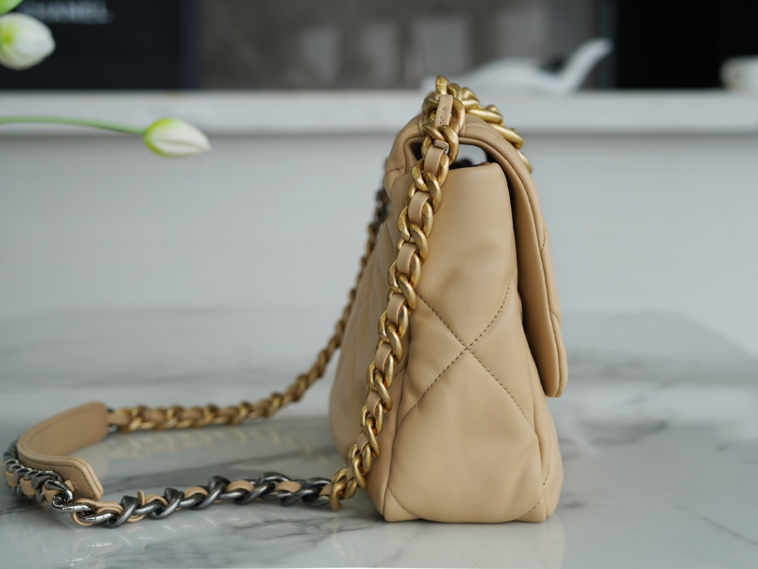 샤넬 19백 미듐 체인 램스킨 살구