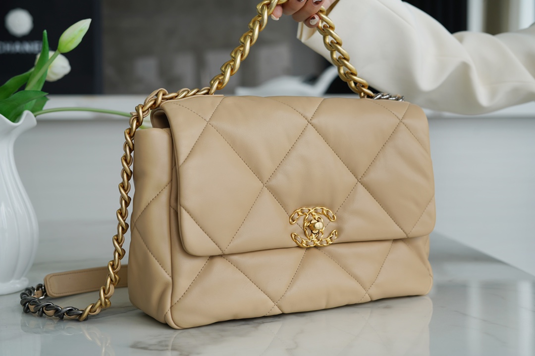 샤넬 19백 미듐 체인 램스킨 살구