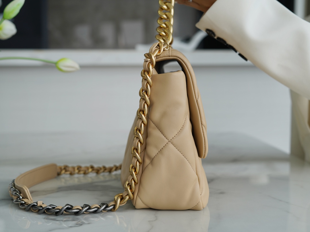 샤넬 19백 미듐 체인 램스킨 살구