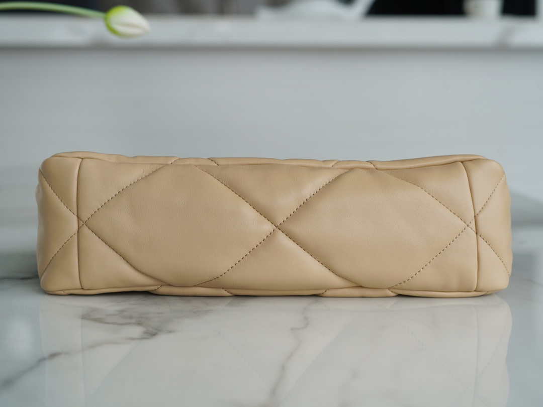 샤넬 19백 미듐 체인 램스킨 살구