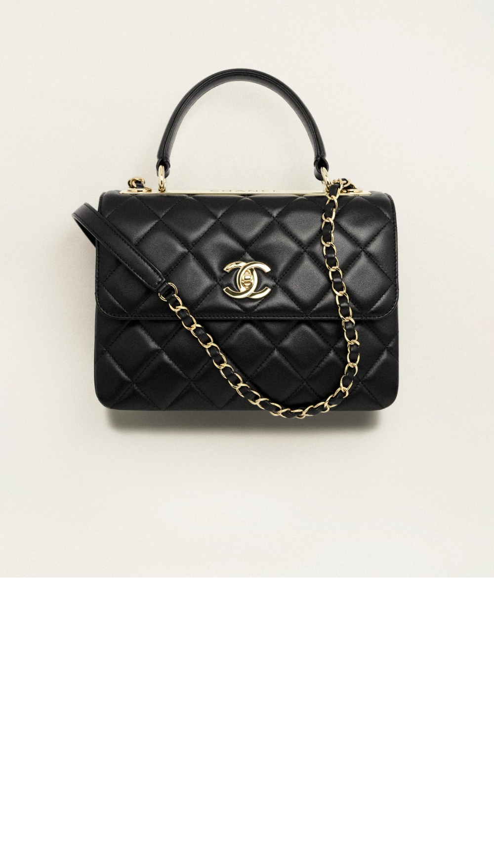 샤넬 핸들 장식의 플랩백 A92236