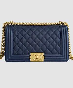 샤넬 보이백 미듐 다크블루 금장 캐비어