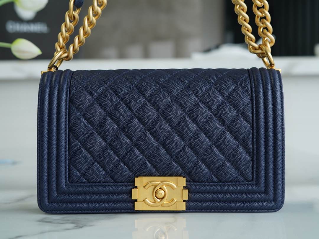 샤넬 보이백 미듐 다크블루 금장 캐비어