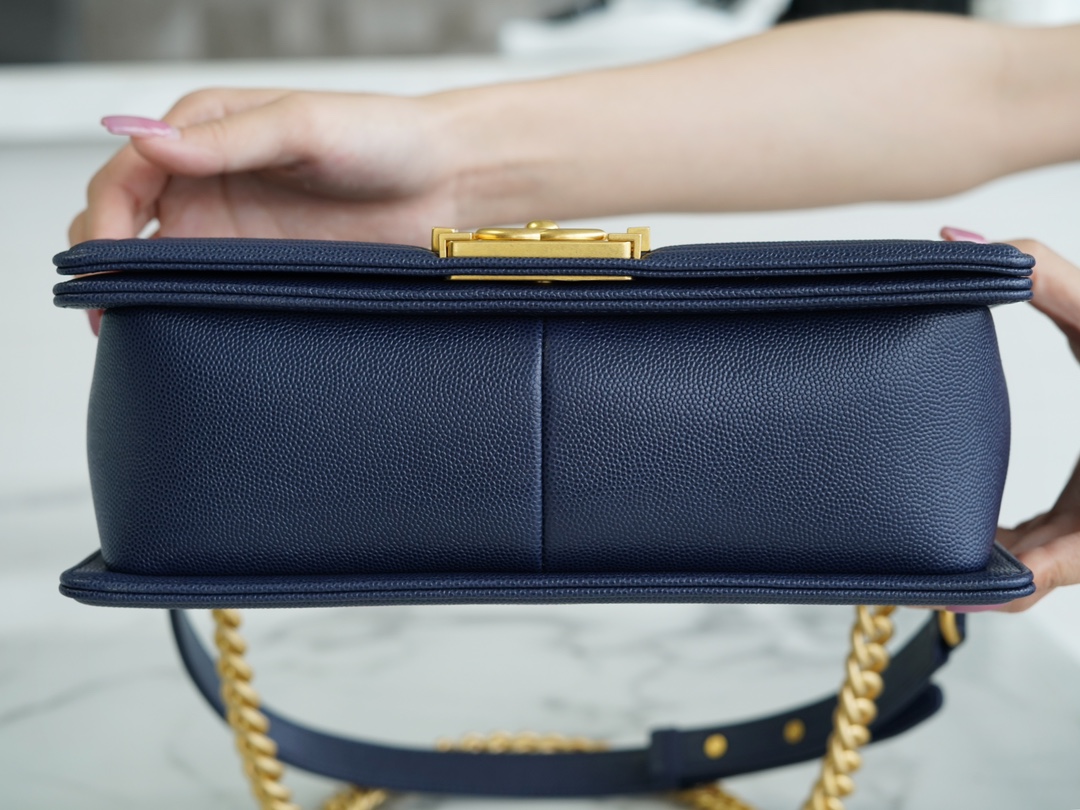 샤넬 보이백 미듐 다크블루 금장 캐비어