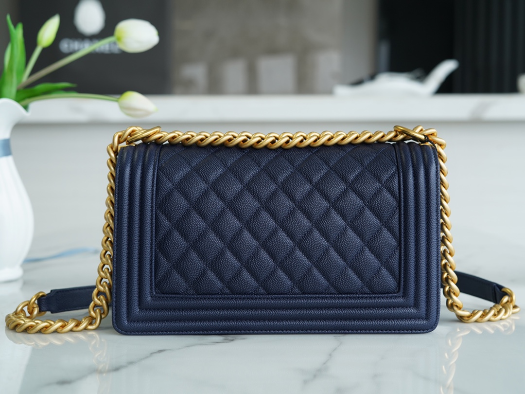 샤넬 보이백 미듐 다크블루 금장 캐비어