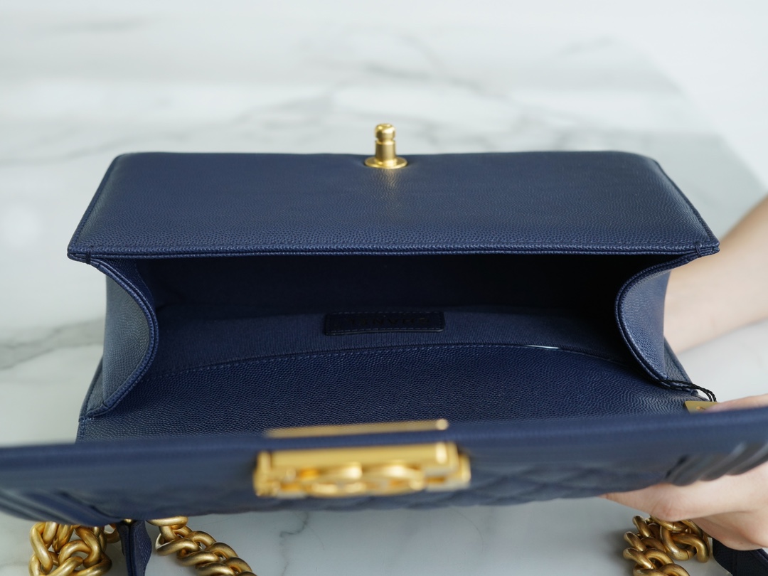샤넬 보이백 미듐 다크블루 금장 캐비어