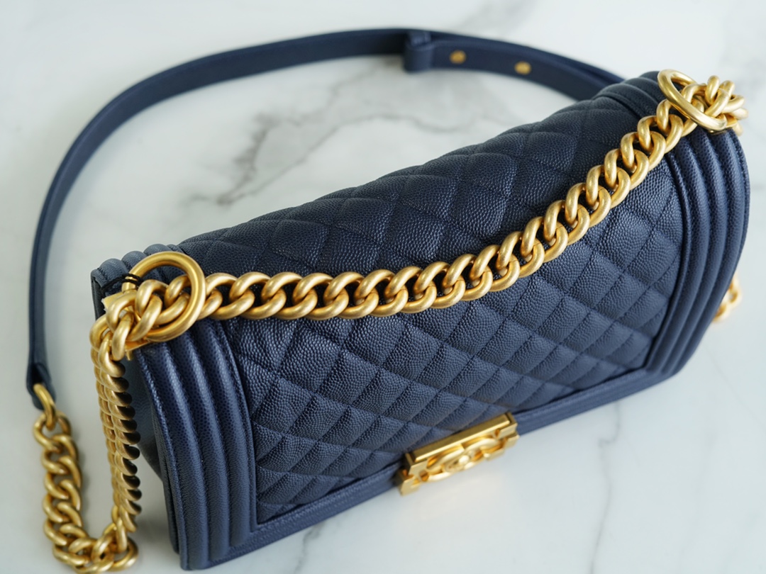 샤넬 보이백 미듐 다크블루 금장 캐비어