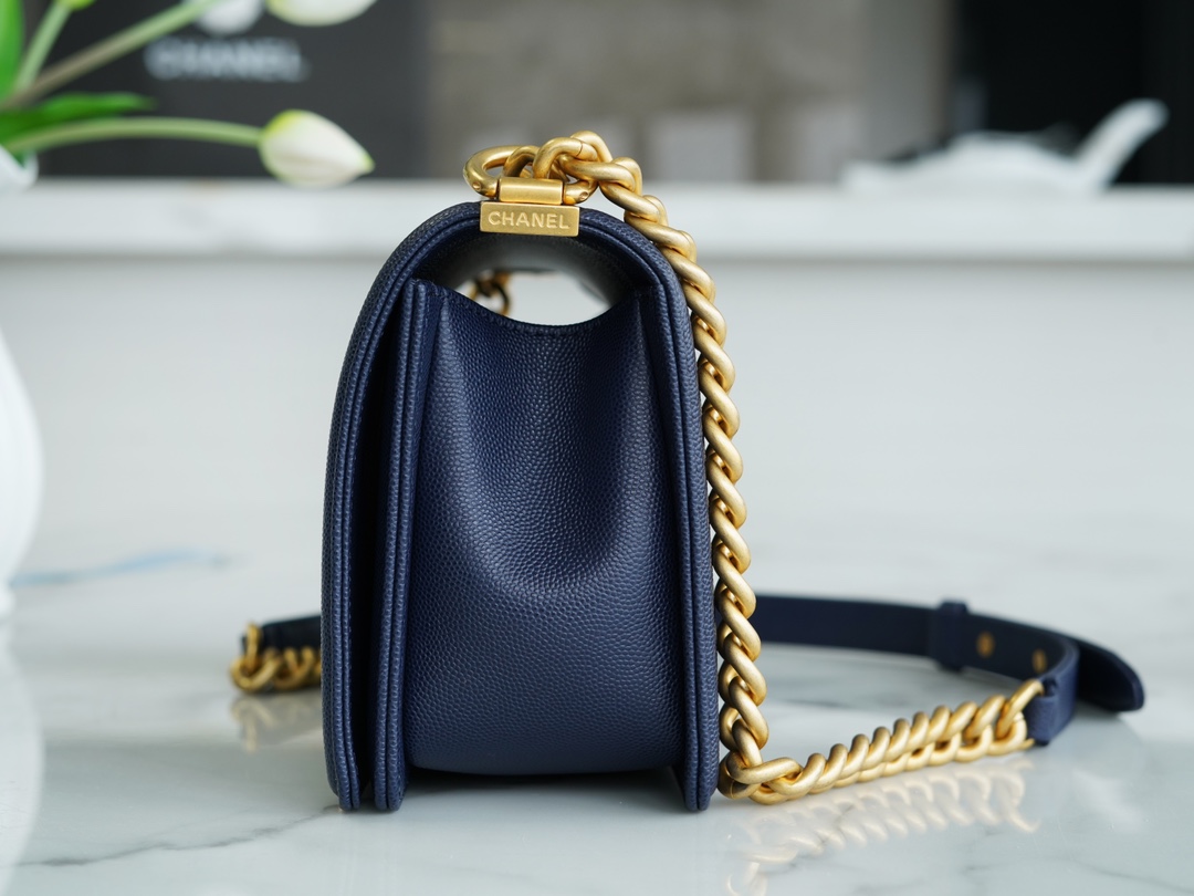 샤넬 보이백 미듐 다크블루 금장 캐비어