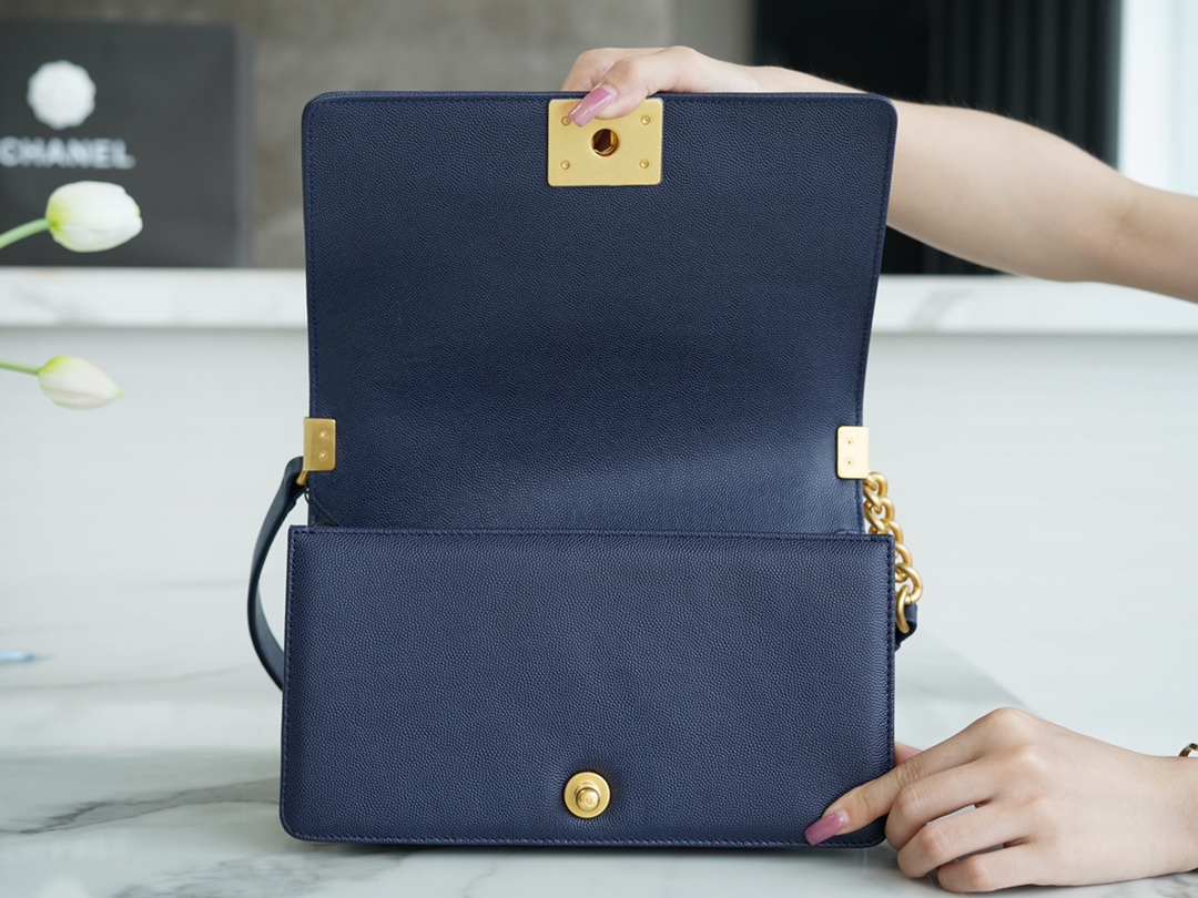샤넬 보이백 미듐 다크블루 금장 캐비어