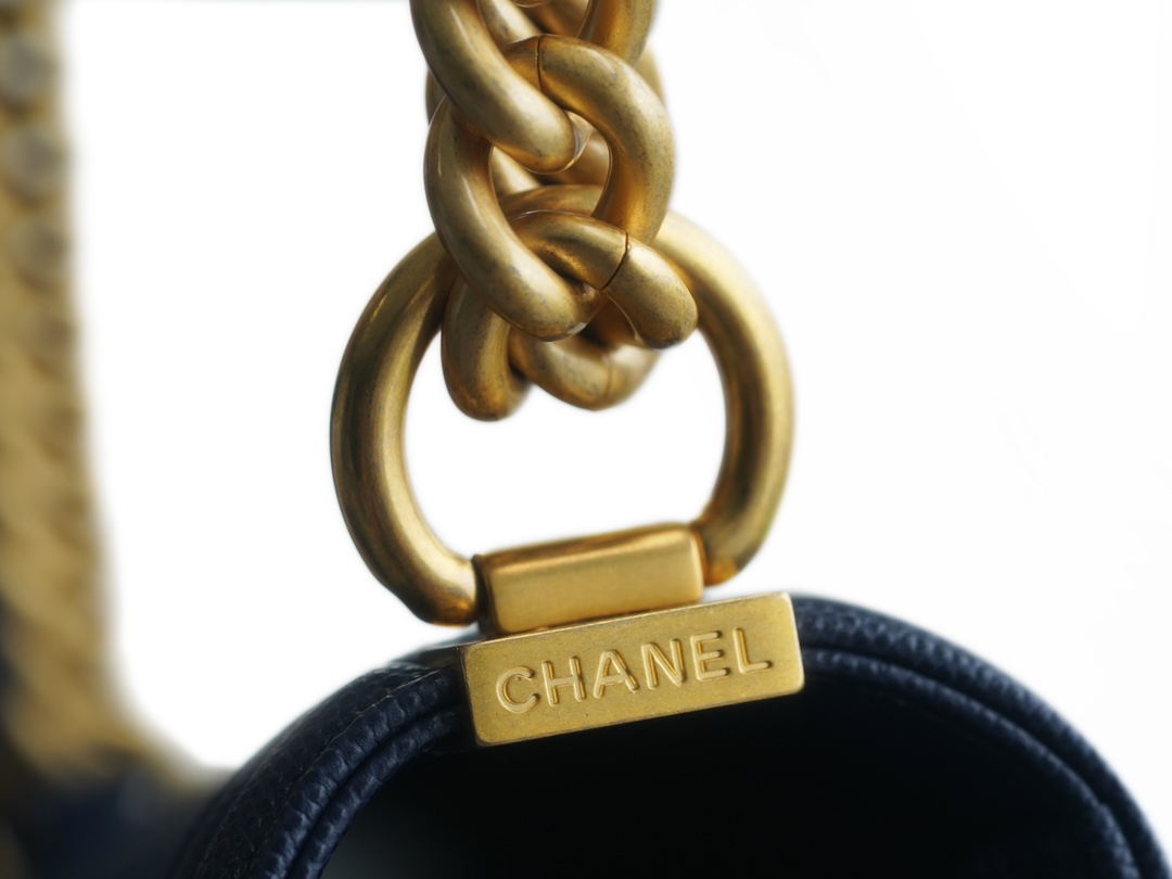 샤넬 보이백 미듐 다크블루 금장 캐비어