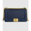 샤넬 보이백 미듐 다크블루 금장 캐비어