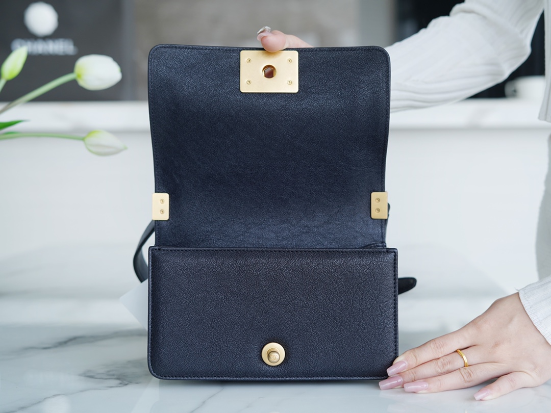 샤넬 보이백 스몰 다크블루 금장 캐비어